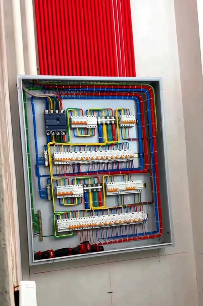 电路布线完成，电工师傅收费2500元，这价格究竟贵不贵？